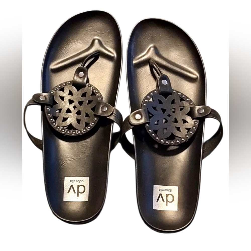 DV by Dolce Vita Black Laser-Cut Medallion Thong Sandals - Picture 2 of 4